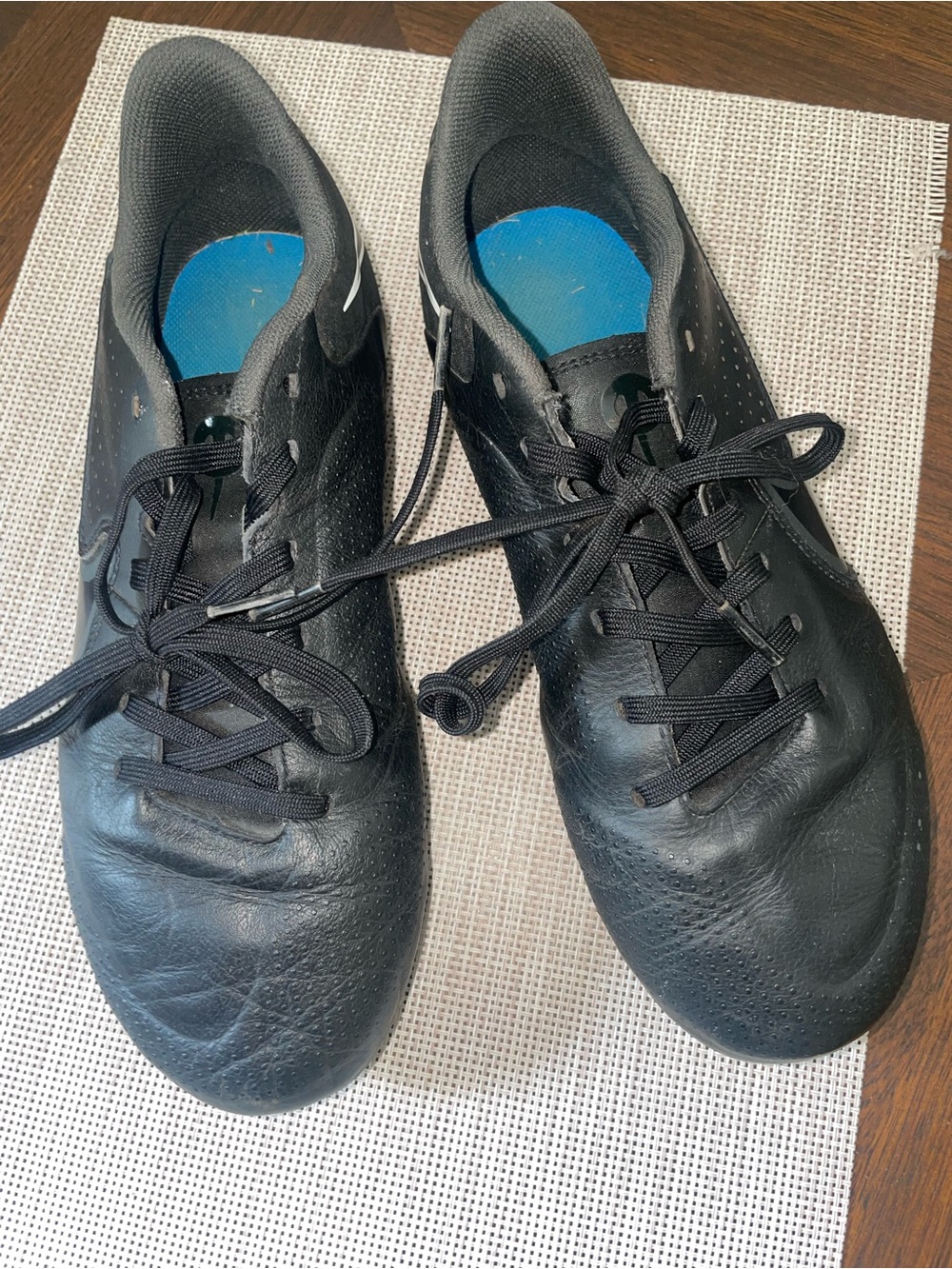Nike Tiempo Youth Soccer Cleats Size 6 Black - Picture 2 of 2